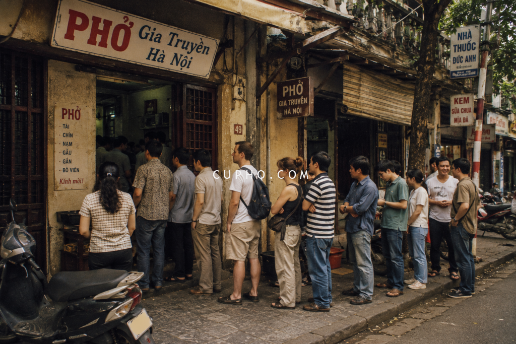 văn hóa xếp hàng ăn phở hà nội